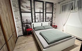 Lake Apartment, 2X Free Garage, 10 Mins To Centre